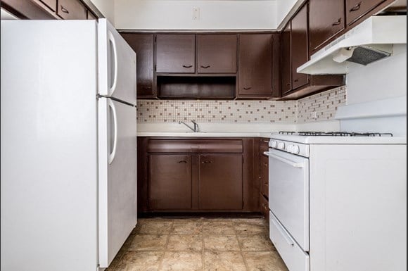 South Shore Apartments for rent in Chicago | 7706 S Saginaw Kitchen